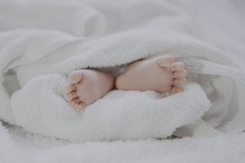 Femme enceinte en séance de relaxation et sophrologie
